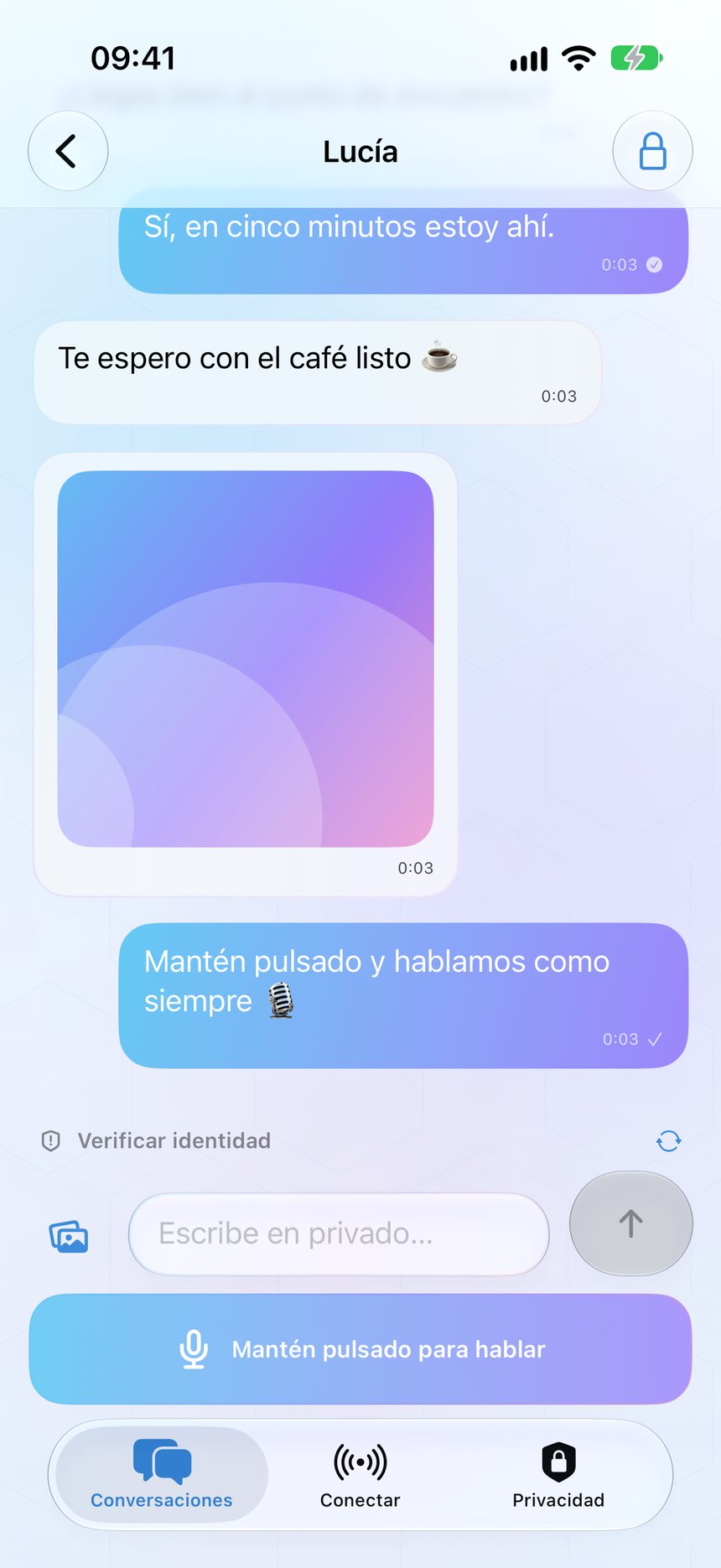 Pantalla de Cryptext con una conversación cifrada, una foto enviada y el botón de voz